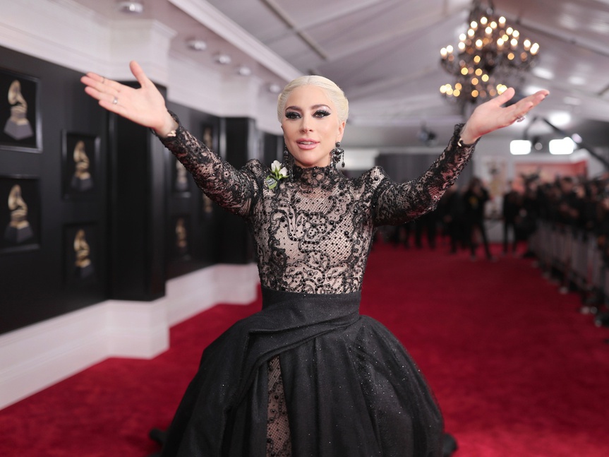 Lady Gaga sí sabe perder en los Grammys: remontando en la alfombra roja
