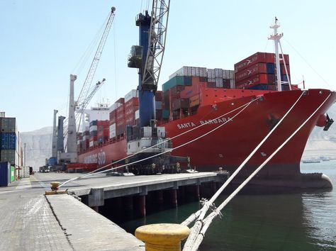Una embarcación con contenedores se apresta a descargar la mercancía en el puerto de Iquique.
