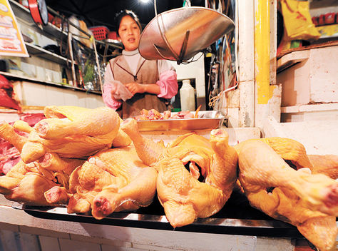 Alimentación. Un puesto de venta de pollo en el mercado de Villa Fátima.