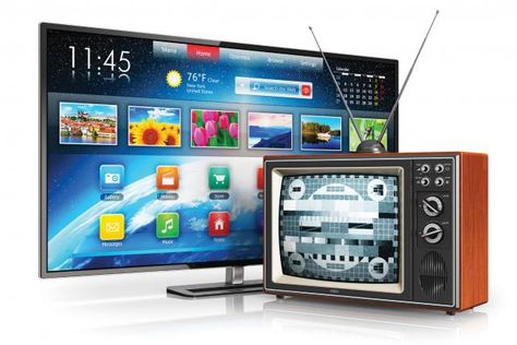 Un televisor moderno que recibe señal digital y otro que tiene sistema analógico.