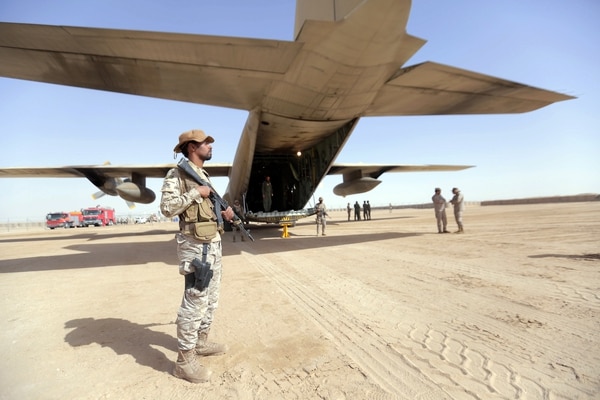 Un soldado saudita custodia un avión de carga en un aeródromo yemení (AFP)