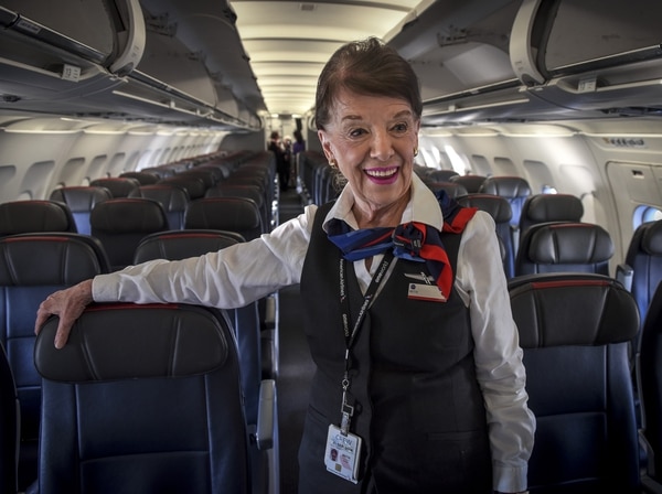 La asistente de vuelo de American Airlines, Bette Nash, ha estado trabajando “en las nubes” durante 60 años (The Washington Post / Bill O’Leary)