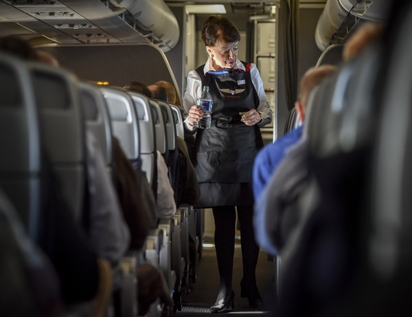 Bette Nash haciendo el control rutinario a los pasajeros que viajan en cabina (The Washington Post / Bill O’Leary)
