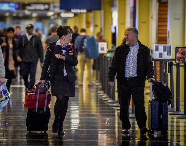 La asistente de vuelo Bette Nash (izquierda) habla con un pasajero habitual en uno de los pasillos del aeropuerto (The Washington Post / Bill O’Leary)