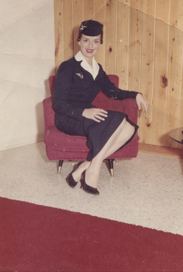 Bette Nash empezó su carrera como asistente de vuelo en 1957, con el uniforme de Eastern Air Lines, que incluía un elegante sombrero (Cortesía de la familia de Bette Nash)