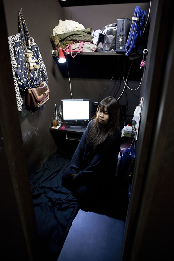 Aya, de 18 años, vive en un cibercafé con su madre, que alquila una cabina junto a ella.