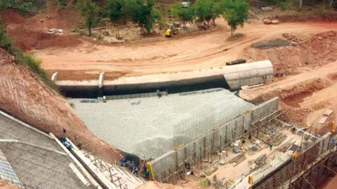 La presa Caiguami – Chimeo cuando estaba en construcción. Foto: Separata del Ministerio de Comunicación de abril de 2017 