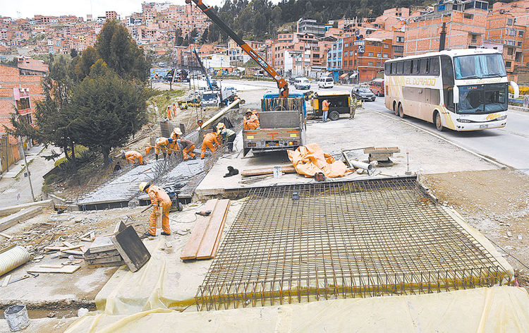 Trabajos. Estructura de hormigón para el pavimentado de la autopista La Paz-El Alto. Foto: Pedro laguna