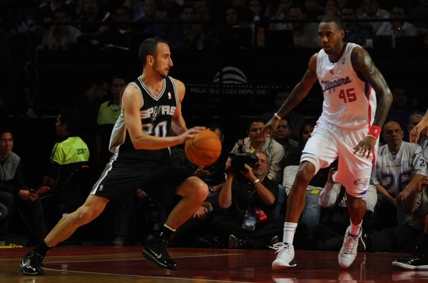 Butler enfrentando a Emanuel Ginóbili en su etapa en Los Ángeles Clippers (Getty Images)