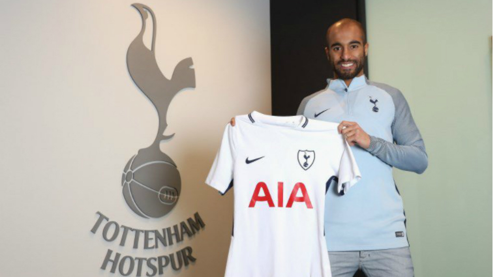 Lucas Moura posa con la camiseta del Tottenham