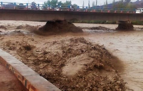 El fuerte torrente del río Tupiza pone en riesgo la estabilidad de varios puentes de esa urbe.