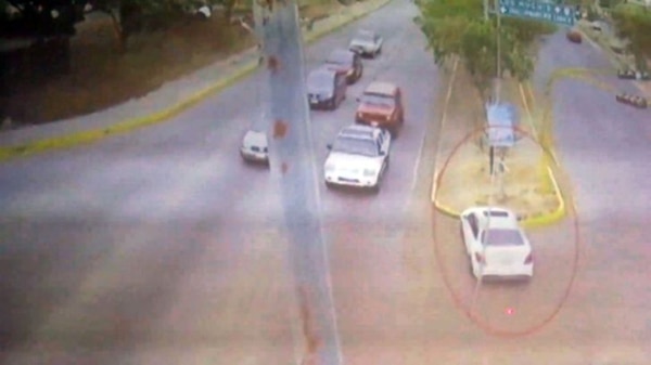 La imagen muestra el Mercedes Benz blanca de Francisco Javier antes de impactarse contra el poste.