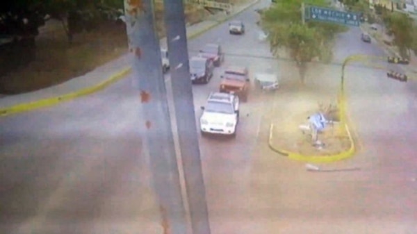 El vehículo de Francisco Javier quedó sobre la avenida después de haberse impactado contra un poste del camellón.