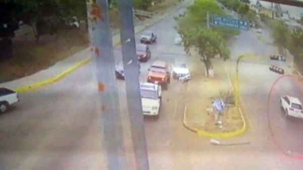 La camioneta que chocó al Mercedes huyó en sentido contrario al bulevar José Limones.