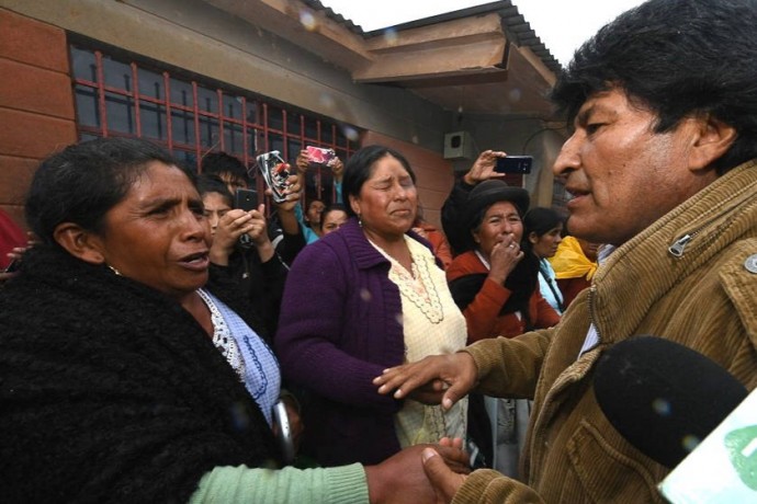 Evo Morales en Tupiza junto con algunas familias afectadas por el desborde del río. Foto: Min. Presidencia