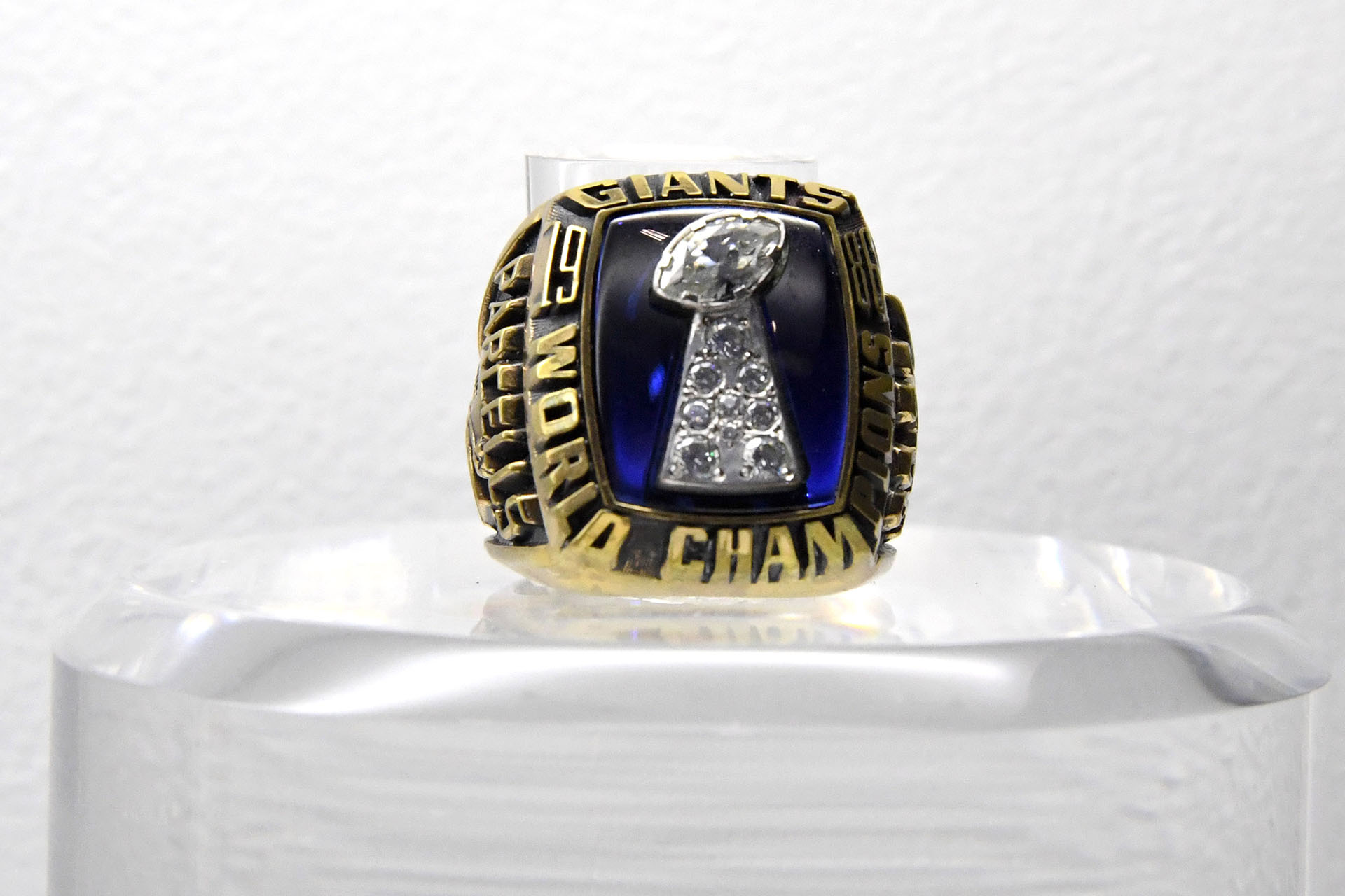 El anillo del Super Bowl XXI conmemora a los New York Giants que vencieron 39 a 20 a los Denver Broncos en el  Rose Bowl de Pasadena, California en 1987