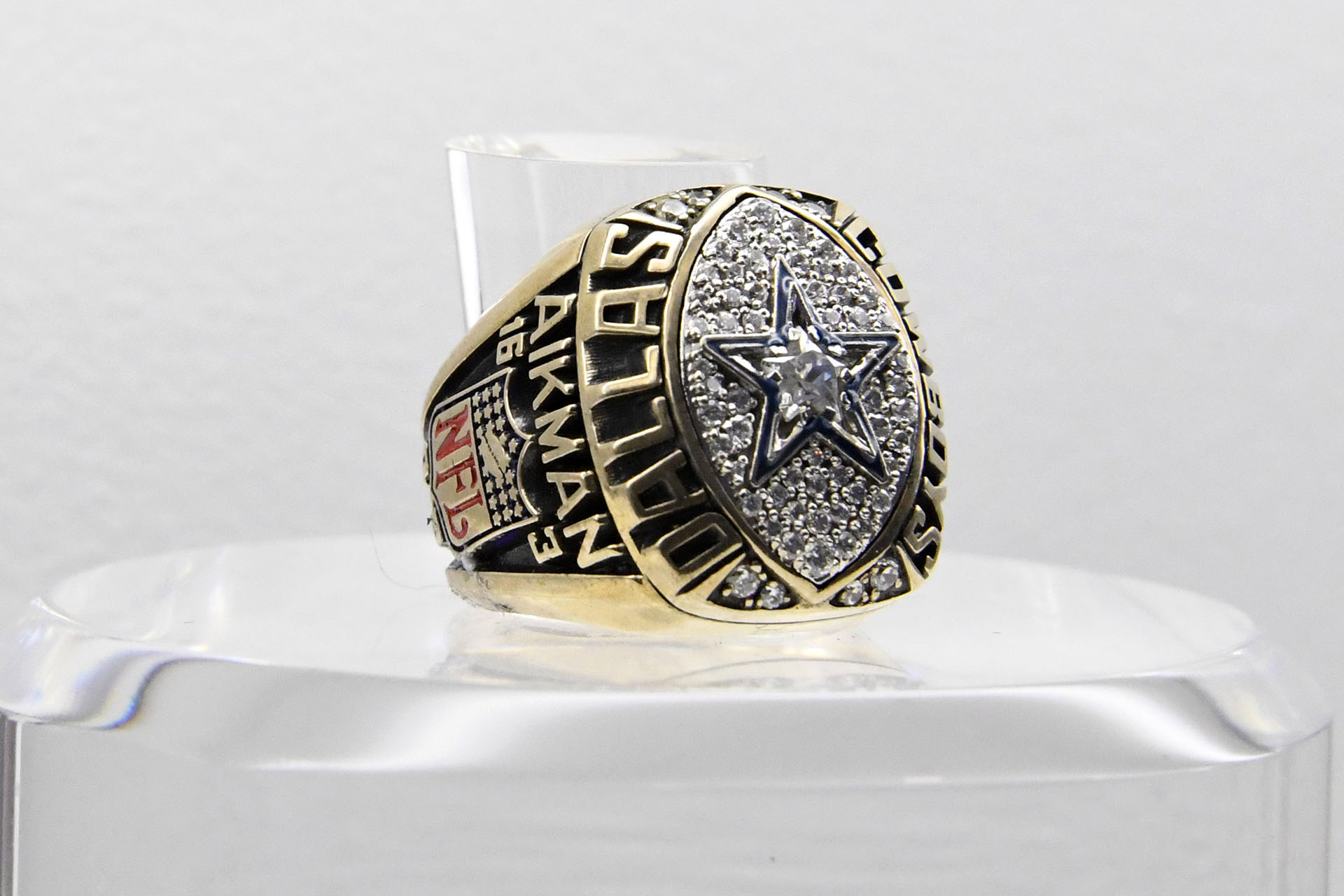 El anillo que conmemora a los ganadores del Super Bowl XXVII, disputado en 1993 en el Rose Bowl de Pasadena, California. Los Dallas Cowboys superaron 52-17 a los Buffalo Bills