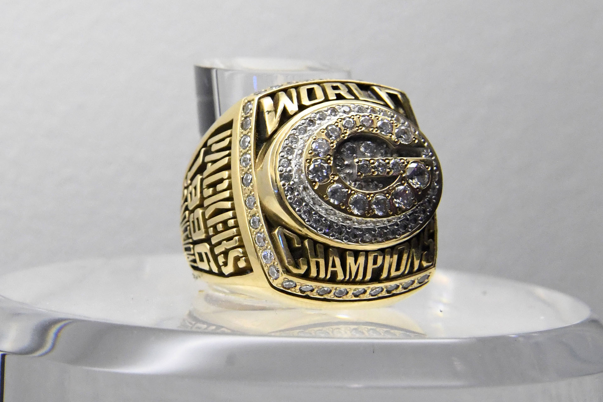 El anillo que recuerda a los Green Bay Packers que en 1997 vencieron a los New England Patriots por 35 a 21 y se quedaron con el Super Bowl XXXI