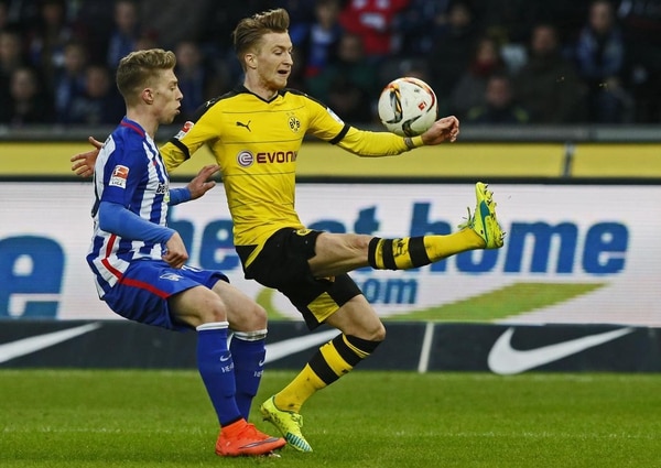 Los partidos de la Bundesliga son el principal campo de acción (¿o deberíamos decir de trabajo?) de Dirk Paulsen. Foto de Fabrizio Bensch, Reuters