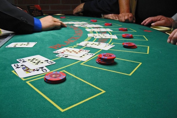 Paulsen se inició en el mundo de las apuestas con juegos como el blackjack. Imagen vía WikiMedia Commons
