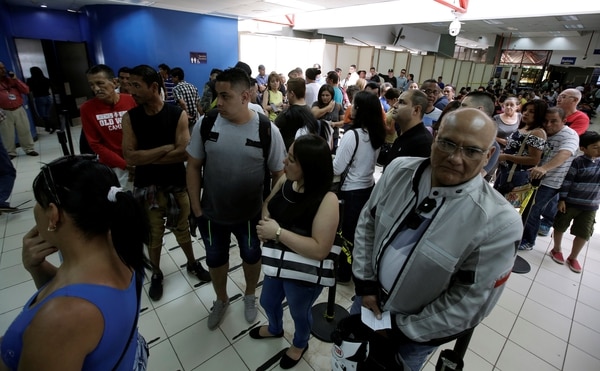 Ciudadanos esperan para recibir una copia de su documento y así poder votar este domingo (Reuters)