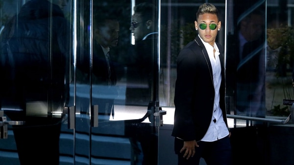 Neymar pidió a sus invitados que vistan de negro: los hombres con smoking y las mujeres con vestido largo (AP)