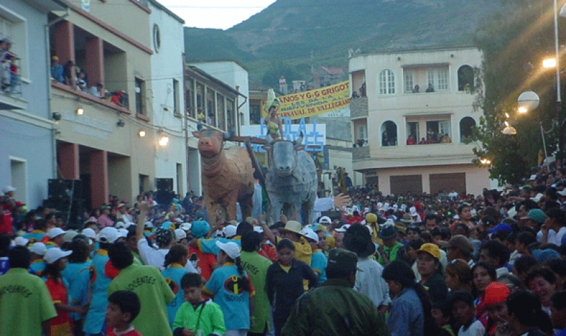 PECULIARIDAD. El Carnaval de Vallegrande muestra su tradición y se la vive con alegría y mojazón.