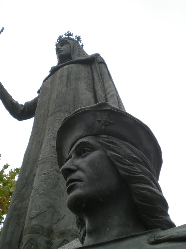 La estatua de Gonzalo Fernández de Córdoba, al pie del monumento a Isabel la Católica