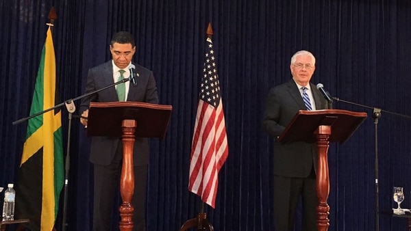 Rex Tillerson junto al primer ministro de Jamaica, Andre Holness