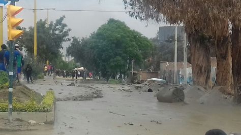 La avenida Ecológica de la localidad de Tiquipaya cubierta por lodo.