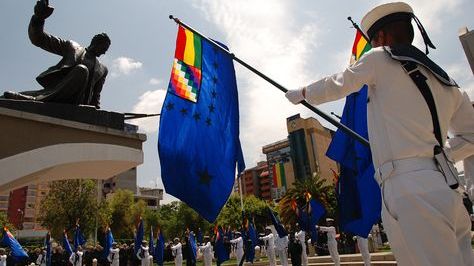 Bandera de la Reintegración Marítima en un acto por el 23 de marzo
