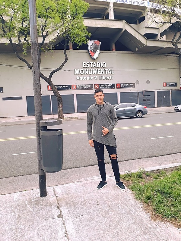 El futbolista Caballero en una visita que realizó al Estadio Monumental de River Plate (Facebook)