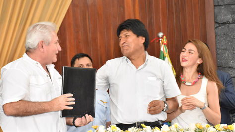 El gobernador Rubén Costas y el presidente Evo Morales en el acto de firma de acuerdos de crédito.Foto:ABI