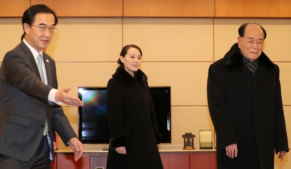 Kim Yo Jong guiada por el ministro Unificación surcoreano Cho Myoung-gyun.