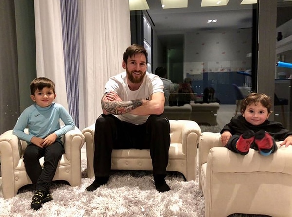 Lionel Messi en compañía de sus dos hijos: Thiago y Mateo (@leomessi)