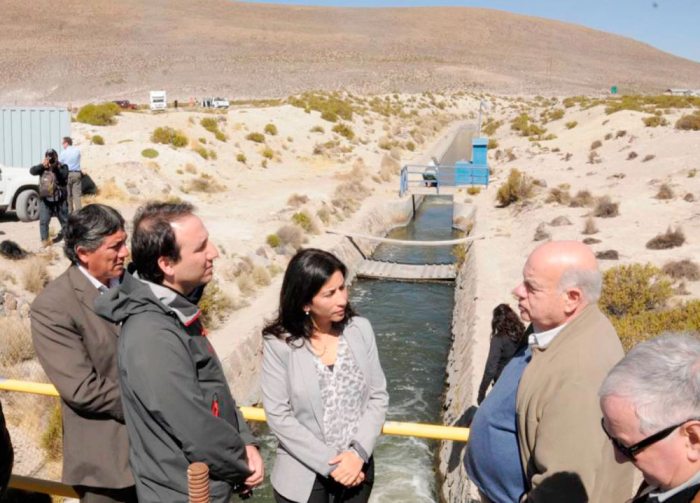 EN MARZO DE 2017, EL EXCANCILLER Y ACTUAL SENADOR CHILENO JOSÉ MIGUEL INSULZA VISITÓ EL RÍO INTERNACIONAL LAUCA EN SU TERRITORIO. LA IMAGEN CONFIRMA LA DENUNCIA DE BOLIVIA, QUE SU AFLUENTE FUE DESVIADO.