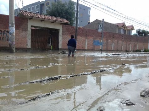 Trabajos en la zona afectada por el desborde del rio Taquiña que provoco la caída de muros y afecto a varias viviendas. Foto: Angélica Melgarejo