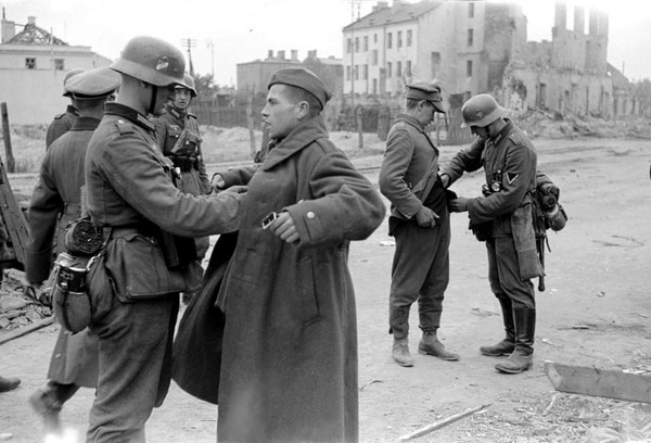 Tropas alemanas revisan a soldados polacos que se rindieron durante la invasión de 1939