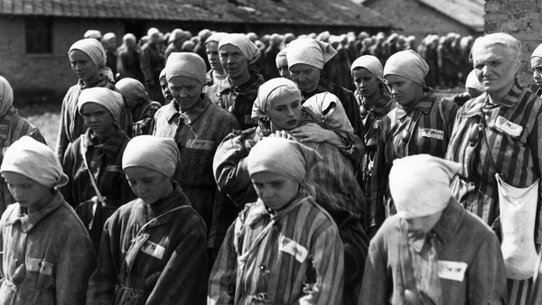Se calcula que 6 millones de judíos y 5 millones de opositores y miembros de minorías perdieron su vida en los campos de exterminio nazi, muchos de los cuales estaban ubicados en Polonia