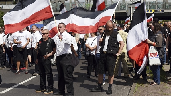 Militantes neo-nazi alemanes conmemoran en 2017 la muerte de Adolf Hitler. El país prohíbe el uso de símbolos y leyendas en favor del nazismo, por lo que los manifestantes portan en cambio la vieja bandera el Imperio Alemán (AP)