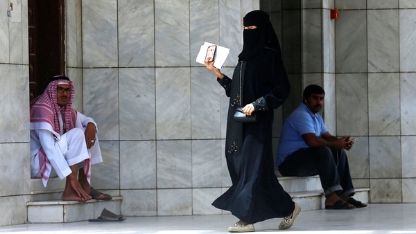 Una mujer saudita cubierta con un abaya (Reuters)