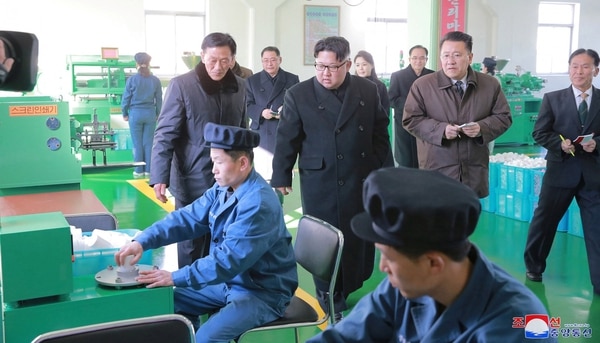 El dictador Kim Jong-un supervisa una fábrica de farmacéuticos (KCNA/Reuters)