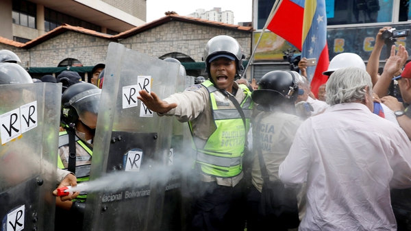 La Guardia Nacional Bolivariana reprime brutalmente a los venezolanos (Reuters)