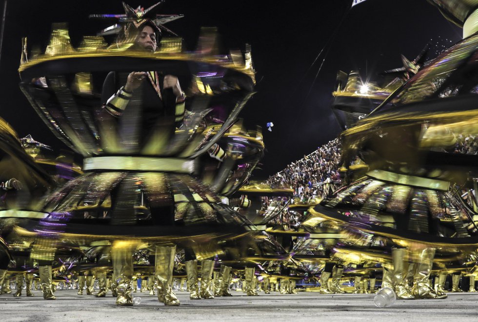 Integrantes de la escuela de samba del Grupo Especial Vila isabel en la celebración del carnaval en el sambódromo de Marques de Sapucaí en Río de Janeiro (Brasil), el 11 de febrero de 2018.rnrnrnrn