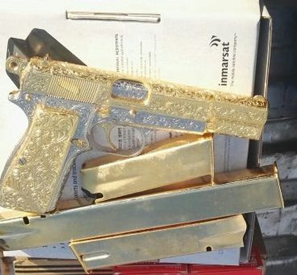 Una pistola de oro encontrada entre las armas de los narcotraficantes