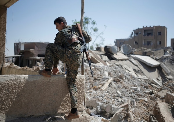 Un combatiente kurdo del YPG en Raqqa, Siria, ubicación clave de la guerra contra el Estado Islámico (Reuters)