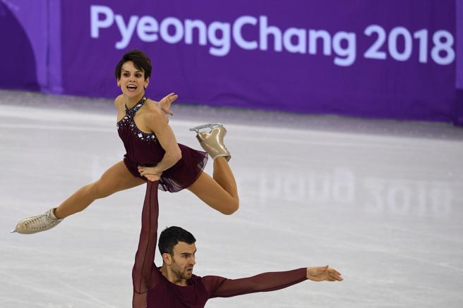 Meagan Duhamel yEric Radford, en acción durante los Juegos