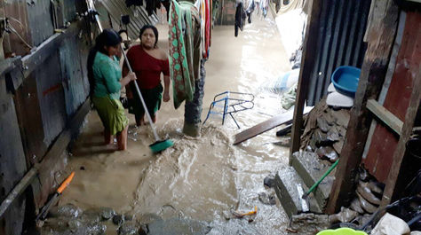 La inundación en Chima, en el municipio de Tipuani, alcanzó a varias viviendas.