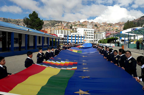 La bandera de Reivindicación Marítima entregada por escolares a la Armada Boliviana. Foto: La Razón
