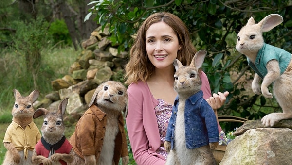 Mopsy (voz de Elizabeth Debicki), Flopsy (voz de Margot Robbie), Benjamin (voz de Colin Moody), Bea (Rose Byrne), Peter Rabbit (voz de James Corden) y Cottontail (voz de Daisy Ridley) en “Peter Rabbit.” Foto: Sony Pictures